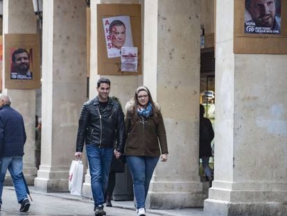 Una pareja camina este lunes por el centro de Palencia.