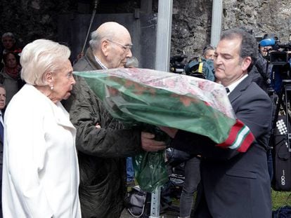 Dos de los supervivientes de Gernika entregan las flores ante la mirada del lehendakari.