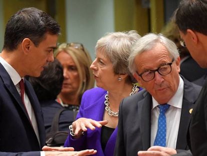 Pedro Sánchez, junto a Theresa May y Jean-Claude Juncker, el jueves en Bruselas.