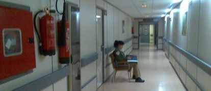 Imagen de una c&aacute;mara de seguridad en el hospital Virgen del Roc&iacute;o de Sevilla con una vigilante en un pasillo.