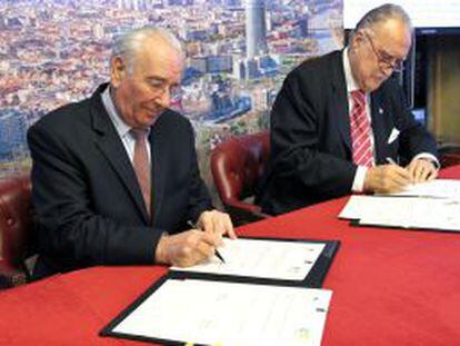 Azkuna (derecha) y Borotra firman el acuerdo de colaboraci&oacute;n.