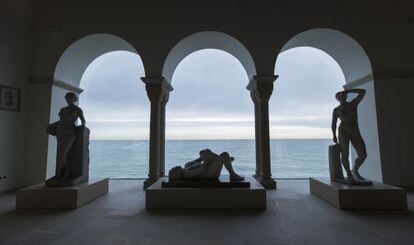 Una de les sales m&eacute;s espectaculars del Museu de Maricel, amb vistes sobre el mar i tres grans escultures noucentistes.