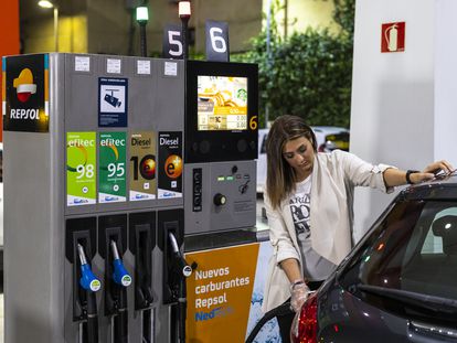 Una clienta reposta carburante en una gasolinera Repsol.