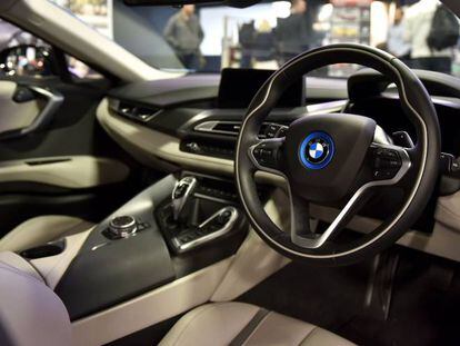Interior de un vehículo de la marca BMW.