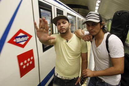Adán Ojeda (izquierda) y Jonathan Rojas (derecha), componentes de Vía-C, que actúan en el metro haciendo rimas sobre los pasajeros.