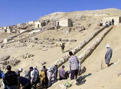 Trabajadores excavan en una tumba cuya antigüedad es de más de 4.500 años.
