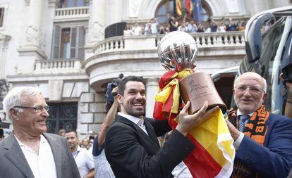 Rafa Martinez (centro), levanta la copa de la Liga Endesa en presencia del alcalde de Valencia, Joan Rib&oacute; (izquierda), y del m&aacute;ximo accionista del club, Juan Roig (derecha).