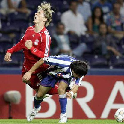 Torres, a la izquierda, sufre la entrada de Perdomo.