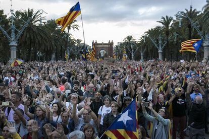 Un multitud se manifiesta por el 1-O, un año después de producirse el referéndum, en Barcelona.