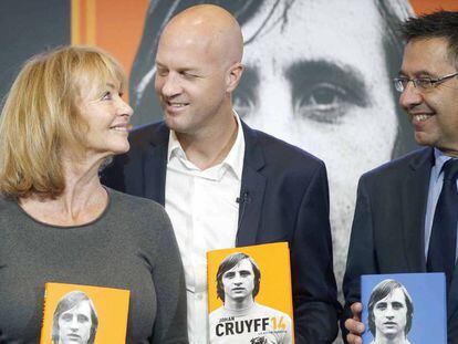 La viuda de Johan Cruyff, Danny, su hijo, Jordi, y Bartomeu.