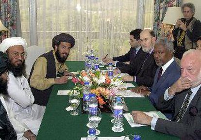Kofi Annan (segundo por la derecha) y el ministro afgano de Exteriores (enfrente), ayer, en Islamabad (Pakistán).