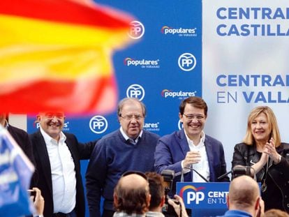 El presidente de la Junta, Fernández Mañueco, con el expresidente Juan Vicente Herrera y la candidata a la alcaldía de Valladolid. 