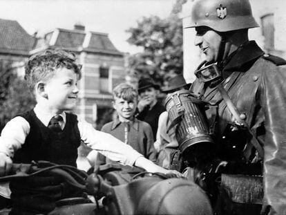Una imagen de la propaganda nazi en la que se ve a un niño holandés subido en la moto de un oficial del ejército alemán, en mayo de 1940. En el reverso de la imagen se leía: "Chicos holandeses de confianza".
