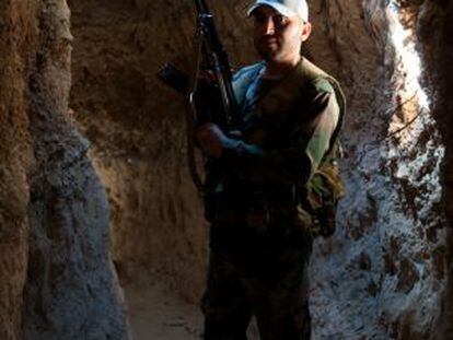 Un soldado en un túnel excavado por rebeldes en Damasco.