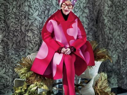 Iris Apfel con uno de sus estilimos, que la han convertido en un referente global.