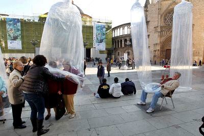 Concentración en la Plaza de la Virgen de Valencia para promover el uso del preservativo en el Día Mundial del Sida
