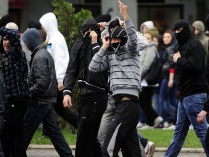 Jóvenes radicales macedonios en las calles de Skopje.