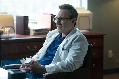 Christian Slater, en el primer episodio de 'Dr. Muerte '.
