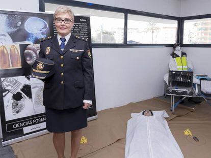 La inspectora jefe Marisol Conde en la exposición sobre los 25 años de la Policía Científica en Alicante. 