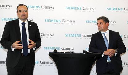A la izquierda, el consejero delegado de Siemens Gamesa, Markus Tacke, junto al presidente, Miguel Angel López, este miércoles.