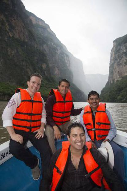 Julión Álvarez (delante), junto a Peña Nieto y el gobernador de Chiapas Manuel Velasco en una imagen de hace dos días. Los políticos borraron esta imagen de sus redes sociales esta mañana.