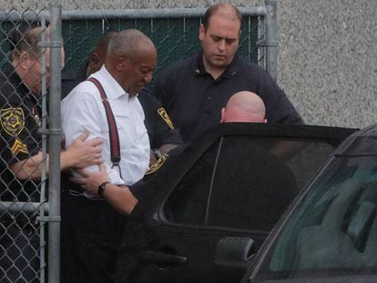 Bill Cosby, escoltado por la policía.