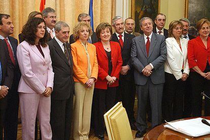 María Jesús San Segundo (en el centro, con traje oscuro), ayer con los responsables de educación autonómicos.