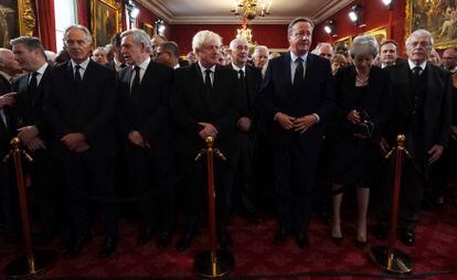 Desde la izquierda, el líder laborista Keir Starmer, seguido de los ex primeros ministros Tony Blair, Gordon Brown, Boris Johnson, David Cameron, Theresa May y John Major, durante la ceremonia de proclamación de Carlos III, este sábado en Londres. 