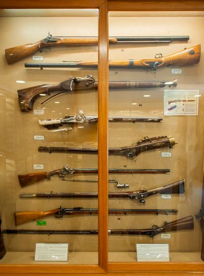 Colección de armas de fuego de entre los siglos XVII y XIX que se exponen en el actual Museo de la Guardia Civil.