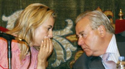 Sonia Castedo y Luis Díaz Alperi, durante un pleno en Alicante en 2008.