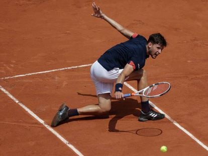 Thiem devuelve la pelota durante el partido contra Cecchinato.