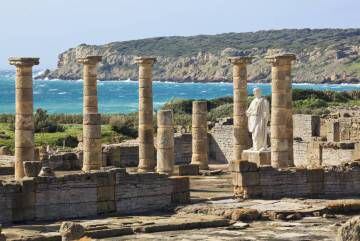 Ruinas romanas de Baelo Claudia, junto a la playa de Bolonia, al fondo, en Tarifa (Cádiz).