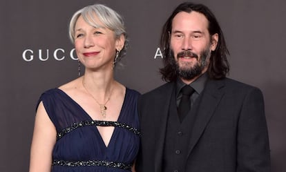 Alexandra Grant y Keanu Reeves en la gala LACMA Art + Film de Gucci el 2 de noviembre en Los Ángeles, California.