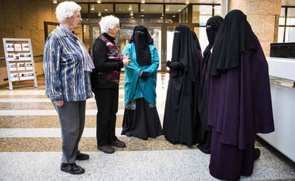 Mujeres con niqab de visita en el Senado holandés, en noviembre pasado.
