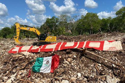Una gran manta con la palabra 'ecocidio' desplegada en la zona de las obras del tramo 5 del Tren Maya a la altura de Playa del Carmen, Quintana Roo, el 13 de mayo.