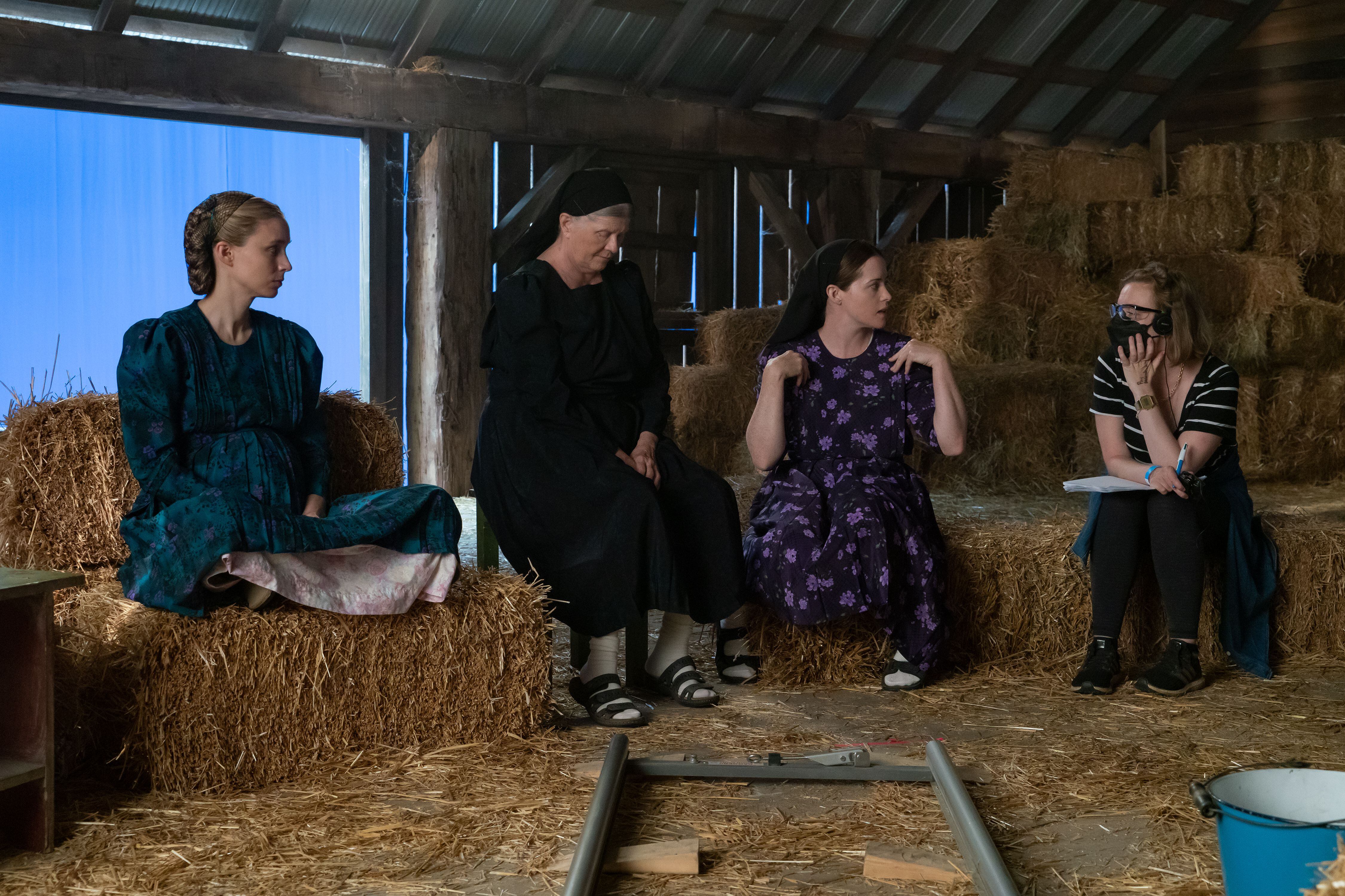 Rooney Mara, Judith Ivey, Claire Foy y la directora Sarah Polley, durante el rodeja de 'Ellas hablan'.