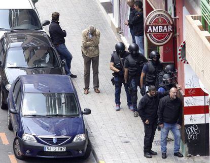 Los GEO y los negociadores, ante el bar Maxi 2.