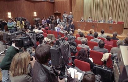 La conferencia de prensa el 9 de noviembre de 1989. Riccardo Ehrman es el que está sentado en el podio, con la mesa detrás de él. Günter Schabowski (segundo desde la derecha, sentado) habla ante los micrófonos.