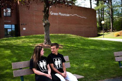 Mariah Lique y Tanner Bischofberger visten camisetas del "orgullo heterosexual".