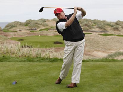 Donald Trump, jugando al golf.