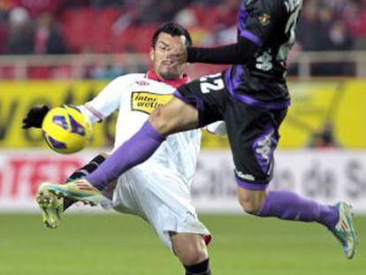 Medel pelea un balón con Víctor Pérez.