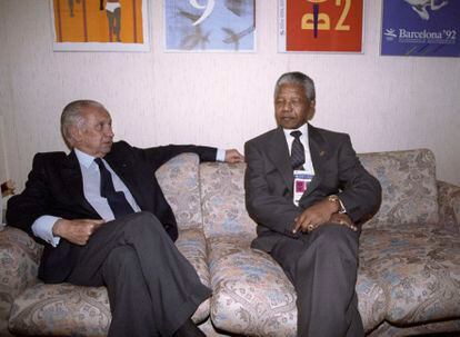Juan Antonio Samaranch, presidente del Comité Olímpico Internacional, y el presidente del Congreso Nacional Africano, Nelson Mandela, el 24 de julio de 1992 en Barcelona.
