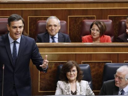El presidente del Gobierno, Pedro Sánchez, responde al presidente del Partido Popular, Pablo Casado, durante la sesión de control al Gobierno celebrada de ayer en el Pleno del Congreso de los Diputados.