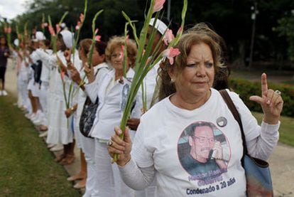 Laura Pollán, líder del movimiento que aglutina a los familiares de los presos del Grupo de los 75, encabeza la protesta de ayer en La Habana.