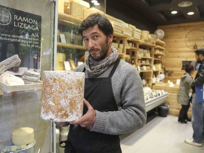 Ramon Lizeaga muestra un queso Stilton de la casa Colston Basset, en San Sebastian.