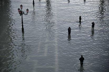 El nivel de mareas se registra en Venecia desde 1923. En la imagen, varias personas pasean por la inundada plaza de San Marcos, este miércoles.
