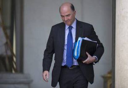 El ministro galo de Finanzas, Pierre Moscovici, abandona el Palacio del Elíseo tras la reunión del Consejo de Ministros. EFE/Archivo
