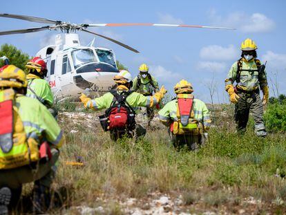 Unidad helitransportada de bomberos forestales de la Generalitat Valenciana en su base de Enguera.