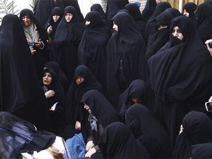 Mujeres velan el cuerpo del gran ayatolá Hosein Alí Montazeri en la ciudad de Quom.