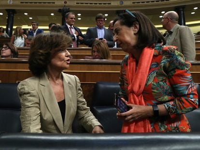 Carmen Calvo y Margarita Robles conversan en el Congreso de los Diputados en agosto de 2019.